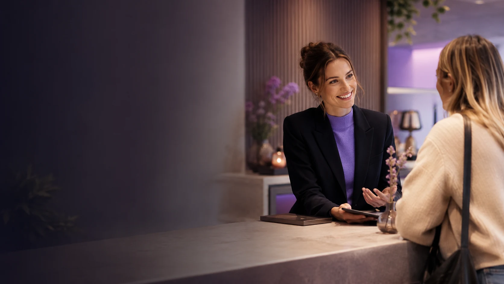 Medarbetare i samtal med en kund vid en reception